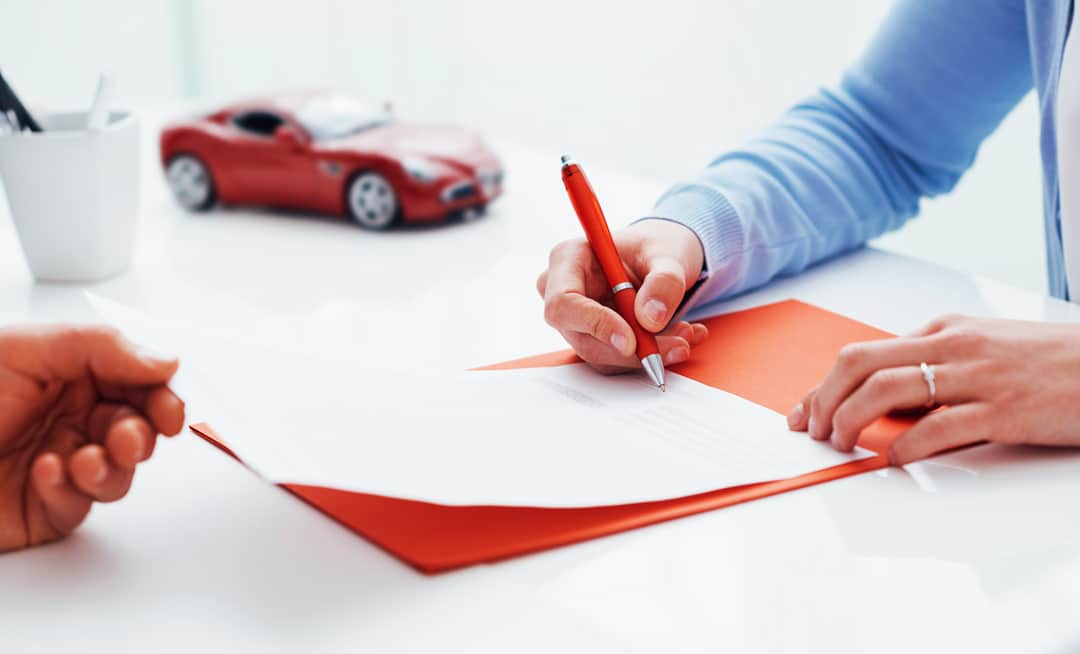 signing-car-insurance-policy